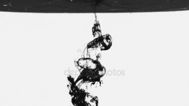 Siyah boya suya düşer