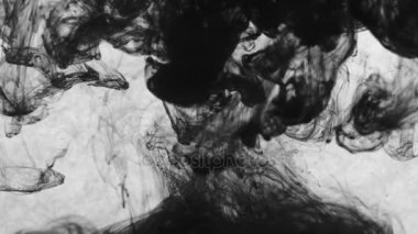 Siyah boya suya düşer