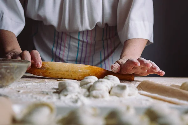 Making meat dumpling with wooden rolling pin. — Stock Photo, Image