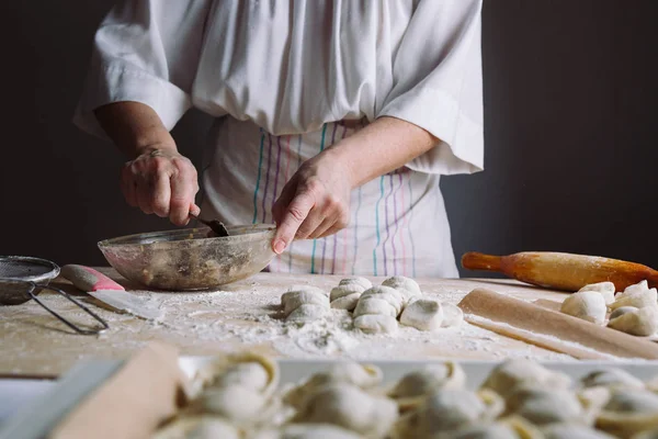 Две руки делают пельмени из мяса . — стоковое фото