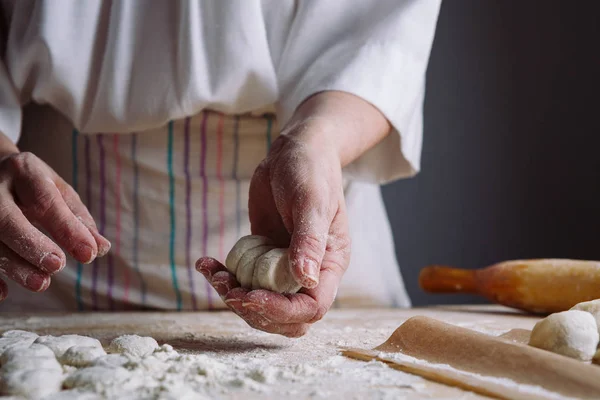 Две руки делают тесто для мясных пельменей . — стоковое фото
