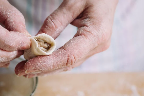 Två händer att göra kött dumplings. — Stockfoto