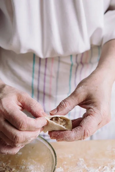 Dos manos haciendo albóndigas de carne . — Foto de Stock