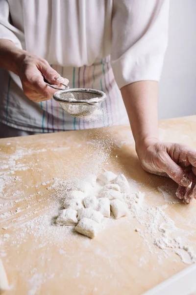 两只手，使面团肉饺子. — 图库照片