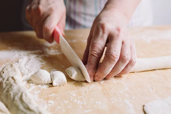 Dos manos haciendo masa para albóndigas de carne . — Foto de Stock