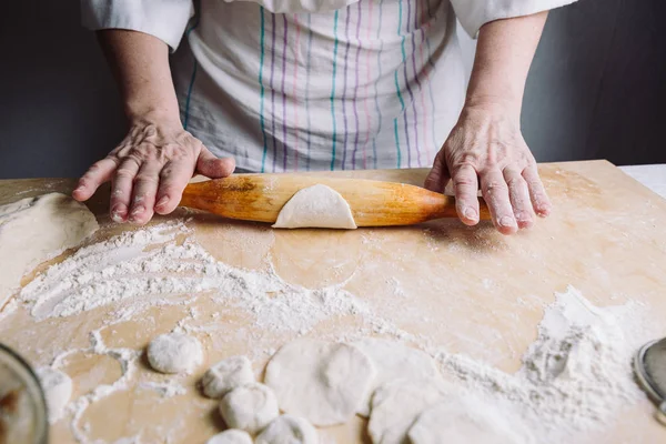Making meat dumpling with wooden rolling pin. — Stock Photo, Image