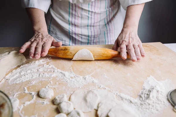 Att göra kött dumpling med trä kavel. — Stockfoto