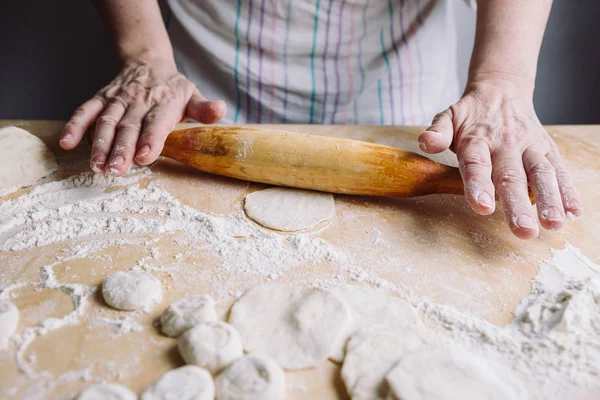 Making meat dumpling with wooden rolling pin. — Stock Photo, Image