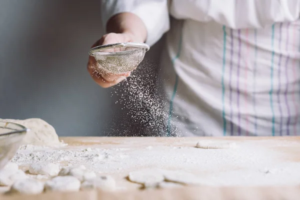 Dos manos haciendo masa para albóndigas de carne . — Foto de Stock