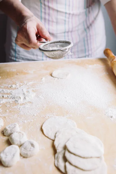 Dos manos haciendo masa para albóndigas de carne . — Foto de Stock