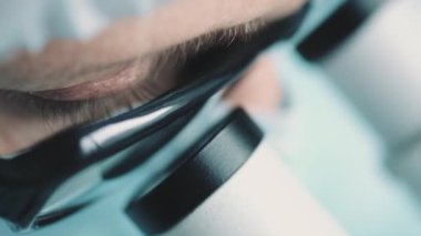 kadın bilimci mikroskobu arıyor