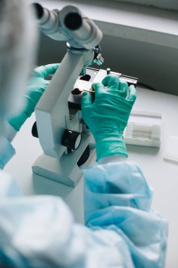 Mikroskop gözlük kutusuna koyarak kırpma eller