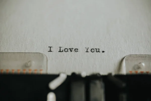 Meddelande jag älskar du tryckt på skrivmaskin — Stockfoto