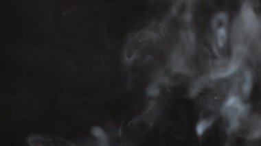 Yavaş yavaş uzayda yüzer duman