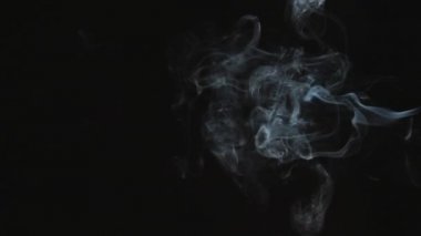 Yavaş yavaş uzayda yüzer duman
