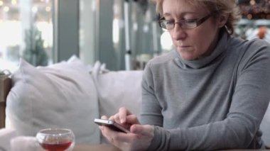 Orta yaş kadın cep telefonundan söz