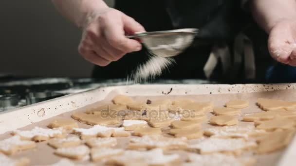 Persoon versieren van koekjes met toppings — Stockvideo