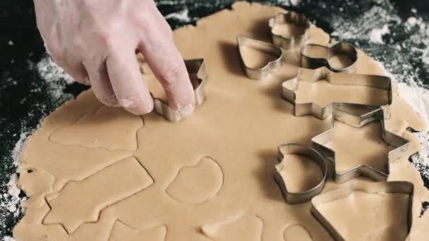厨师将切出的饼干面团 — 图库视频影像