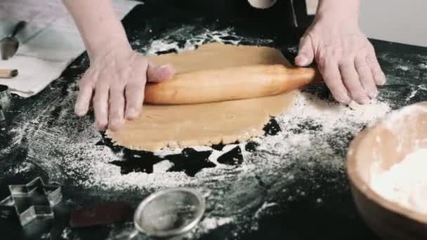 Ev yapımı kurabiye hamuru haddeleme kişi — Stok video