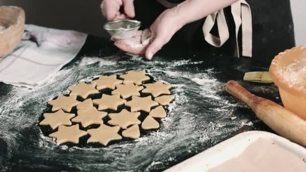Pessoa que coloca biscoitos crus na farinha — Vídeo de Stock