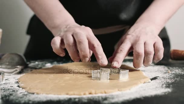 厨师将切出的饼干面团 — 图库视频影像