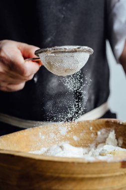 Kişi kapsayan pasta unu ile