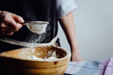 Kişi kapsayan pasta unu ile