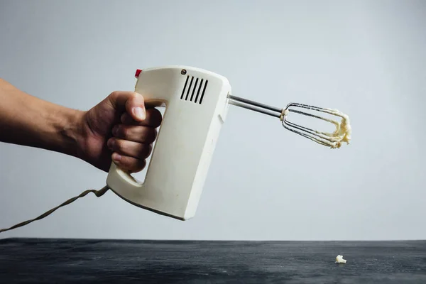 Hand mit elektronischem Schläger — Stockfoto