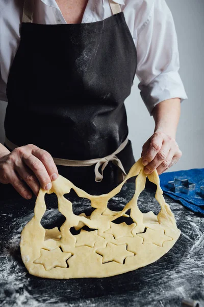 Кук вырезал тесто для печенья — стоковое фото