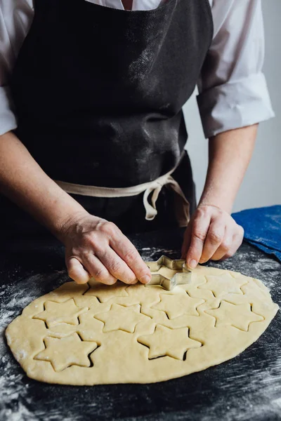 Cocinar cortar la masa para galletas — Foto de Stock