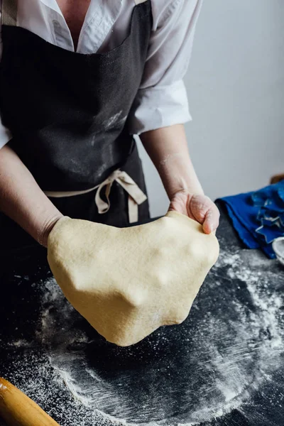 Persona rodando masa casera de galletas — Foto de Stock