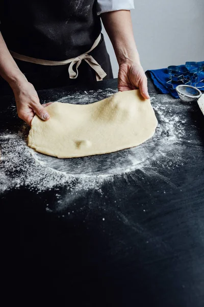 Persona rodando masa casera de galletas — Foto de Stock