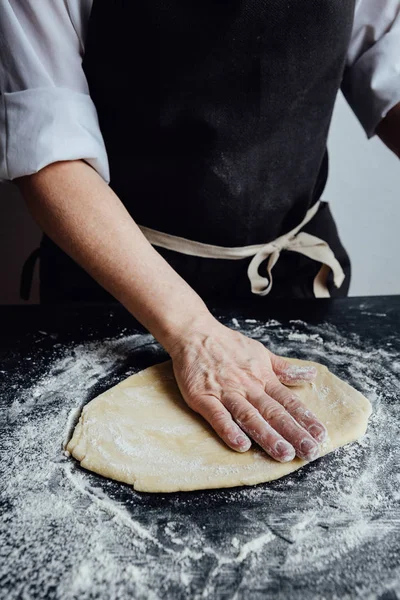 Persona rodando masa casera de galletas — Foto de Stock