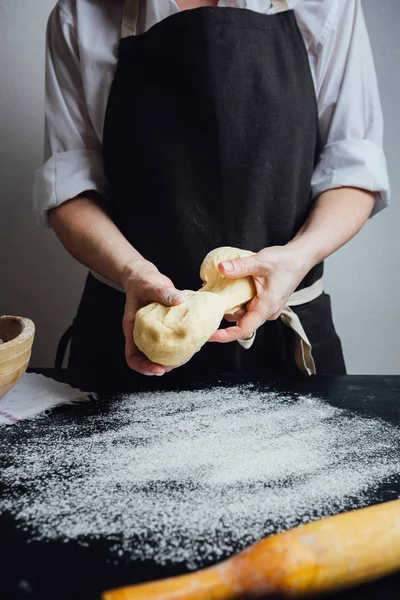 Человек, который делает печенье — стоковое фото