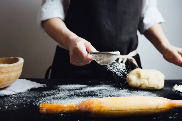 Cook covering table with flour — Stock Photo, Image