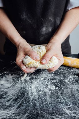 Kişi kapsayan pasta unu ile