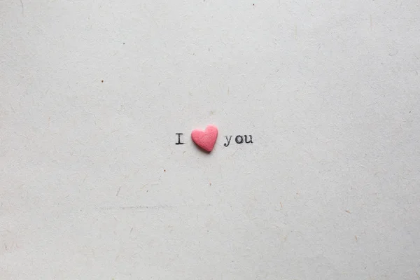 Kalp şeklinde şeker sözler sevgi ile — Stok fotoğraf
