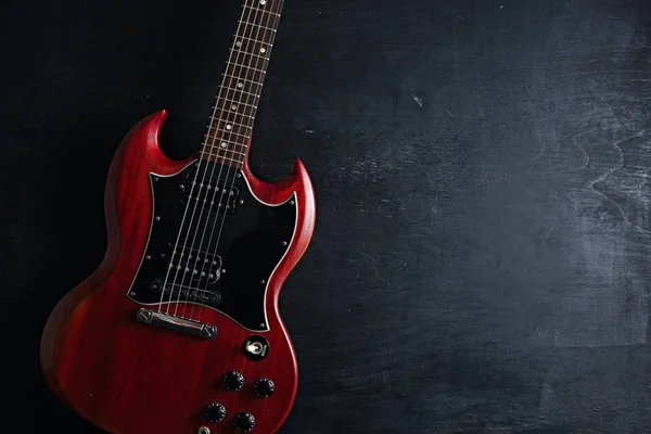 Tahta arka planda elektro gitar