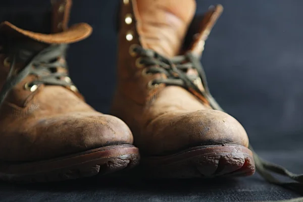 Oude lederen laarzen — Stockfoto