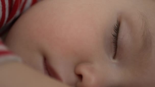 Małe dziecko śpi. 1,5 roku życia dziewczynka. — Wideo stockowe