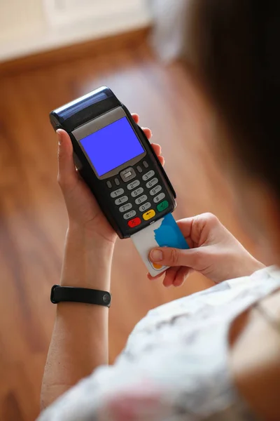 Tangan menempatkan kartu plastik ke terminal kartu kredit — Stok Foto
