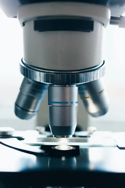 Microscópio moderno em laboratório . — Fotografia de Stock