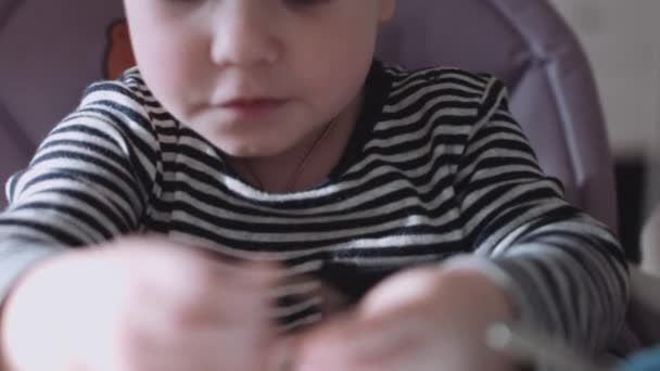 Child plays with food — Stock Video