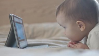 Küçük çocuk çizgi film tablet saatler