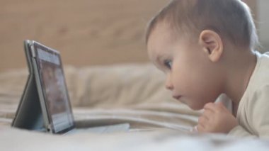 Küçük çocuk çizgi film tablet saatler