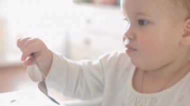 Çocuk gıda ile çalış