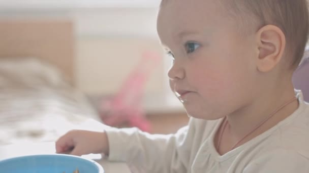 El niño juega con la comida — Vídeos de Stock