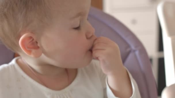 El niño juega con la comida — Vídeo de stock