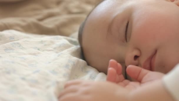 Petit enfant qui dort. 1,5 ans bébé fille . — Video