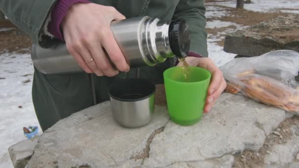 Женщина наливает горячий чай — стоковое видео